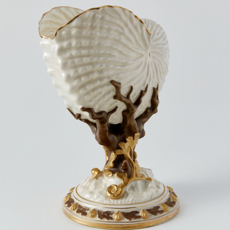 Старинная ваза ручной работы в форме раковины Nautilus