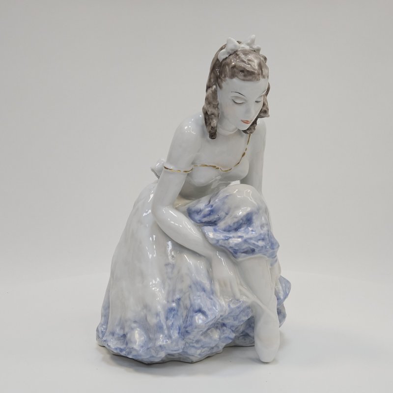 Элегантная фигурка Балерина, надевающая пуанты, скульптор Фридрих Гронау
