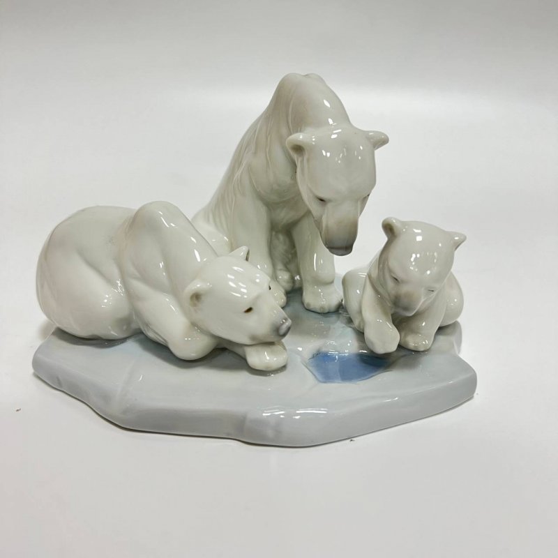 Ллядро. Скульптура редкая. Семья белых медведей с медвежонком на льдине