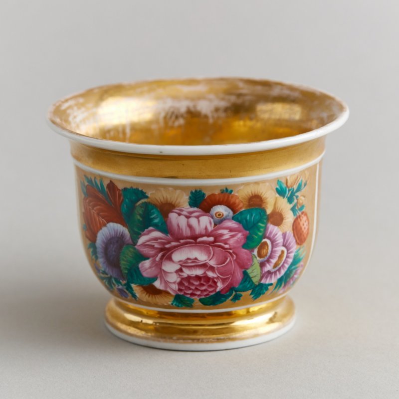 Наследники БатенинаРедкая коллекционная чашка с флоральной росписью