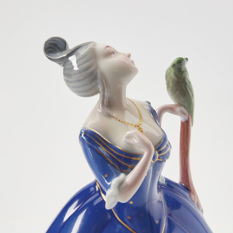 Редкая фарфоровая статуэтка Дама с попугаем («Rokokodame mit Papagei»). 