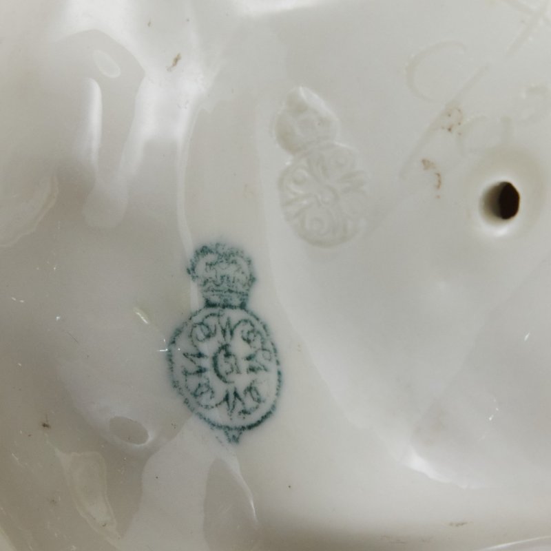 Старинная ваза в форме раковины Nautilus с саламандрой