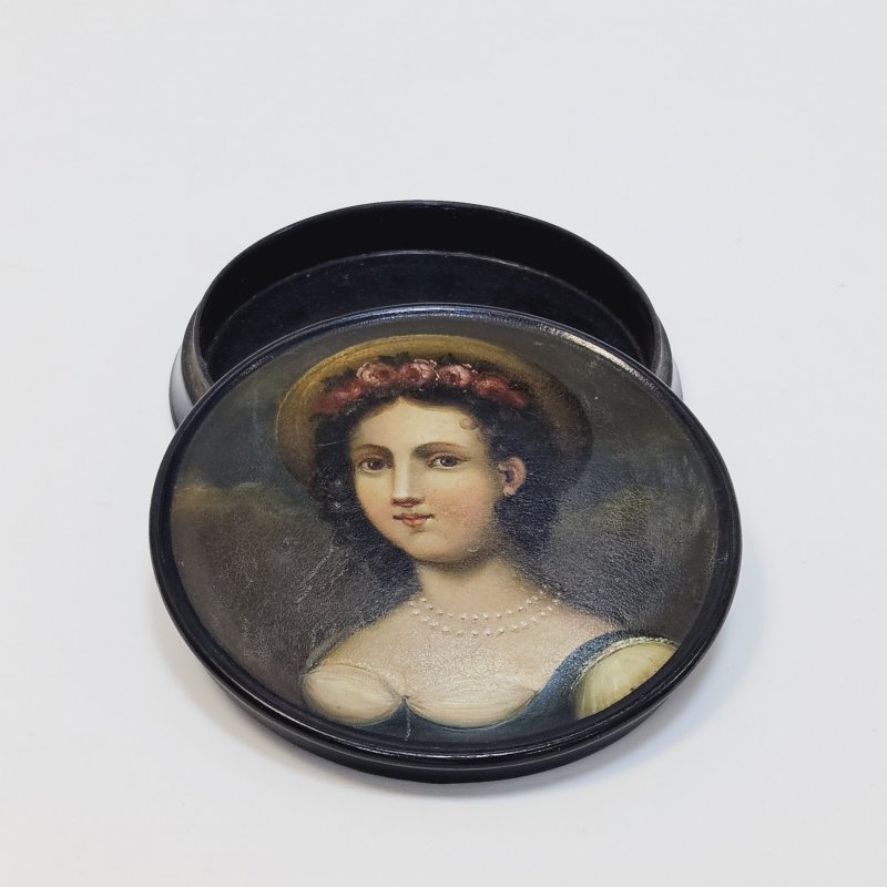 Лаковая Табакерка с живописным портретом молодой женщины