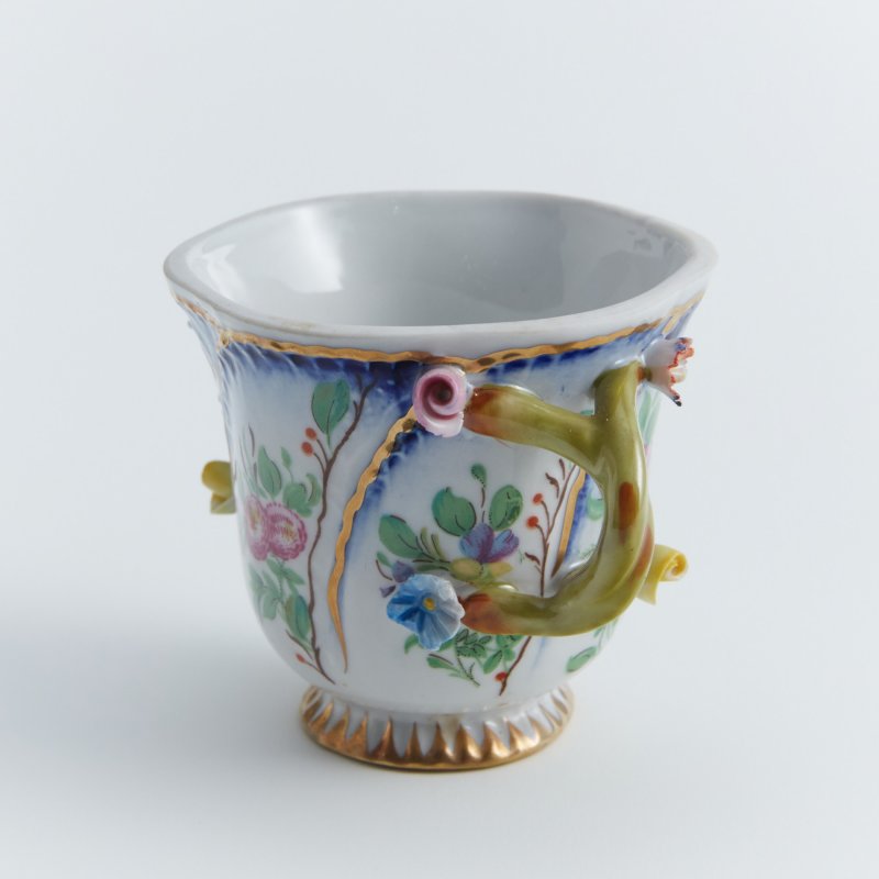 Старинная чашка с двумя ручками с лепными цветами Европа. 