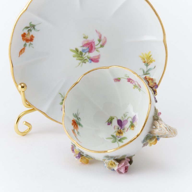 Старинная чашка с блюдцем, декорированные лепными цветами