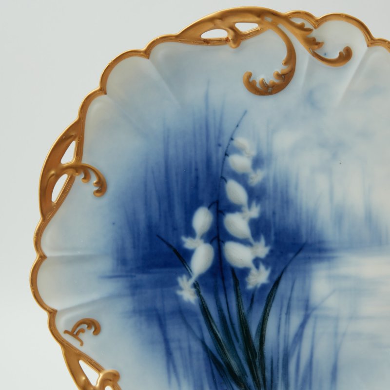 Тарелка декоративная бело-синяя