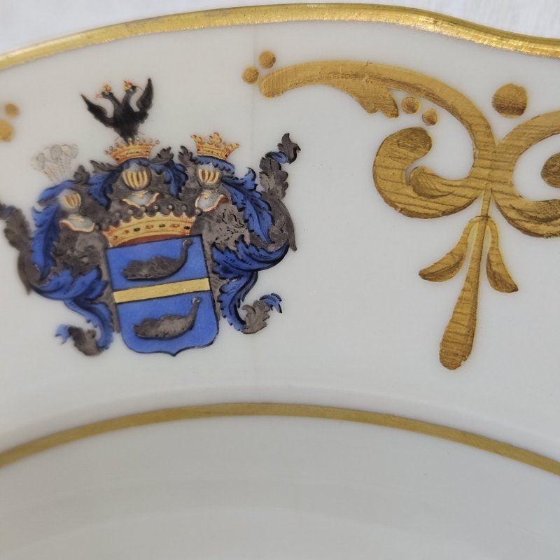 Старинная фарфоровая тарелка с фамильным гербом Паниных. Времена правления Николая I