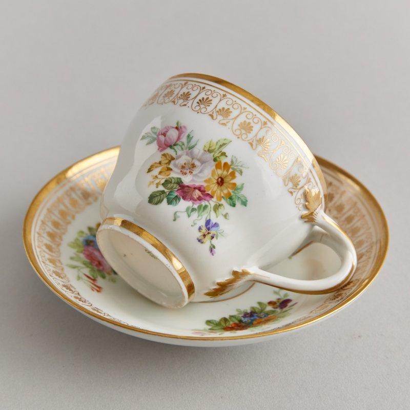 ИФЗ. Старинная чашка с блюдцем времен правления Александра II