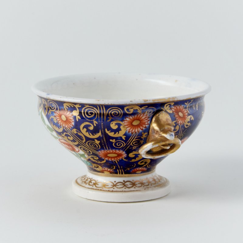 Старинная чашка с маскаронами в виде грифонов в стиле имари