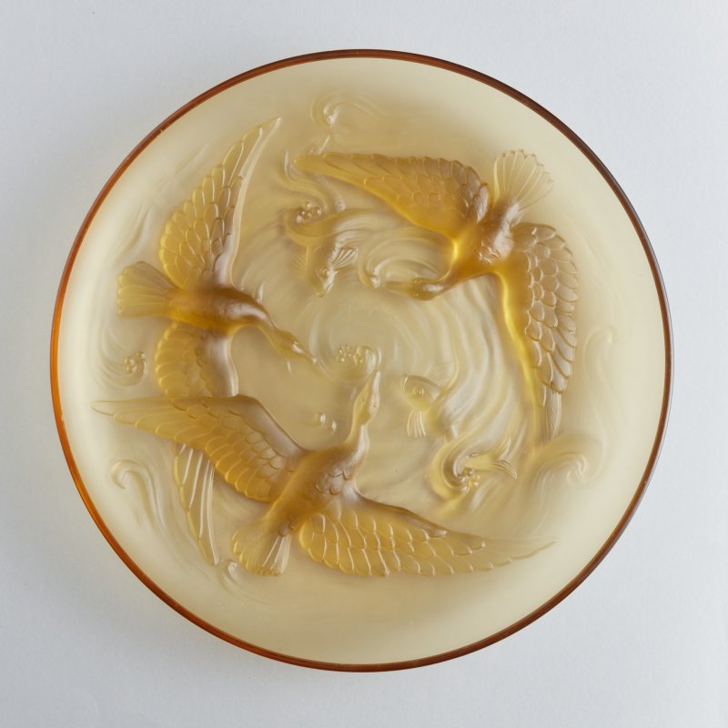 Блюдо янтарного оттенка с рельефным декором