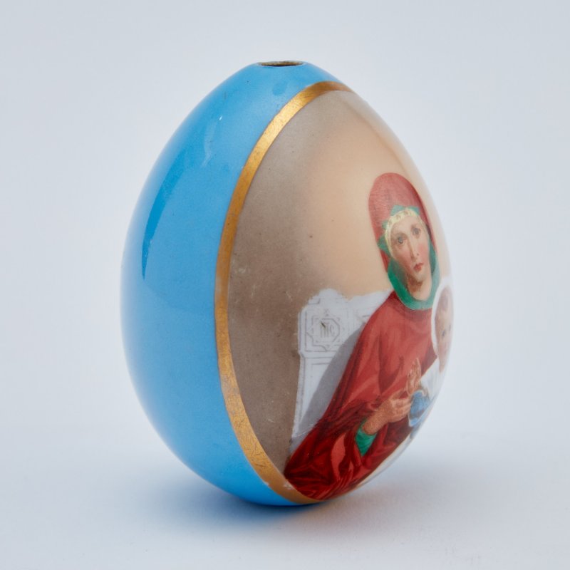 Фарфоровое пасхальное яйцо с изображением Богоматери с младенцем.