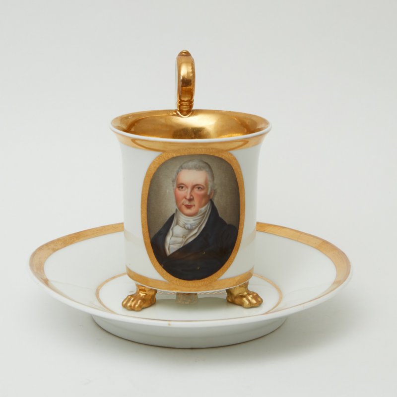 Чашка на лапках с портретом с блюдцем