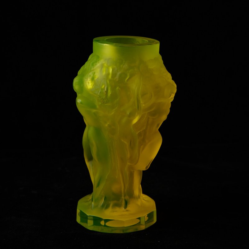 Винтажная ваза урановое стекло