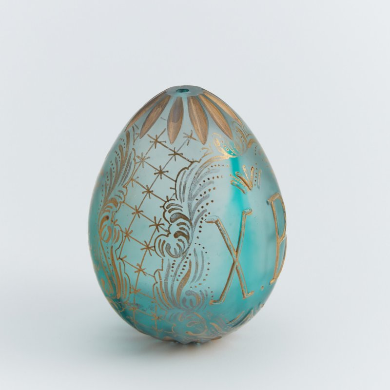 Стеклянное пасхальное яйцо с цветочной росписью.