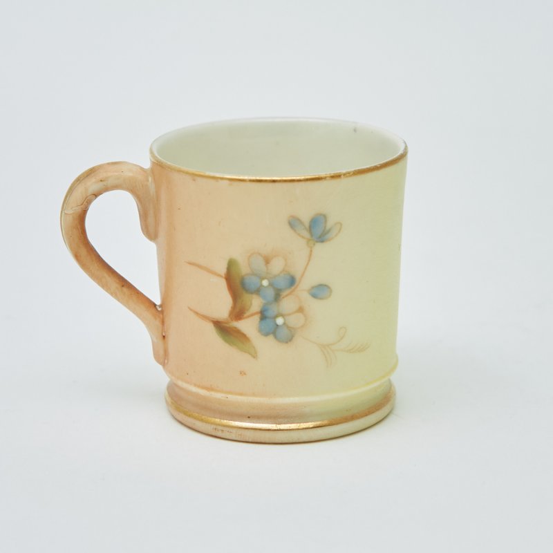 Старинная чашка с ручной росписью - миниатюра