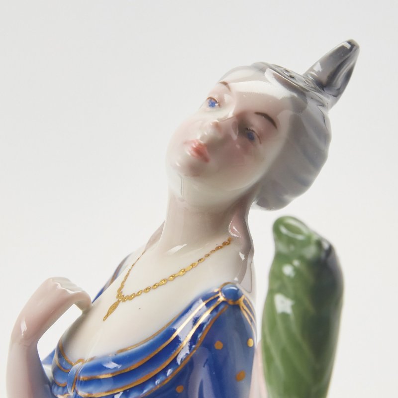 Редкая фарфоровая статуэтка Дама с попугаем («Rokokodame mit Papagei»). 