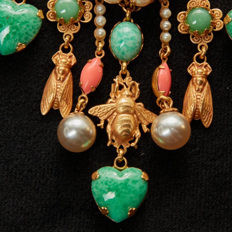 Ожерелье Пчелы зелено-коралловые камни Askew London