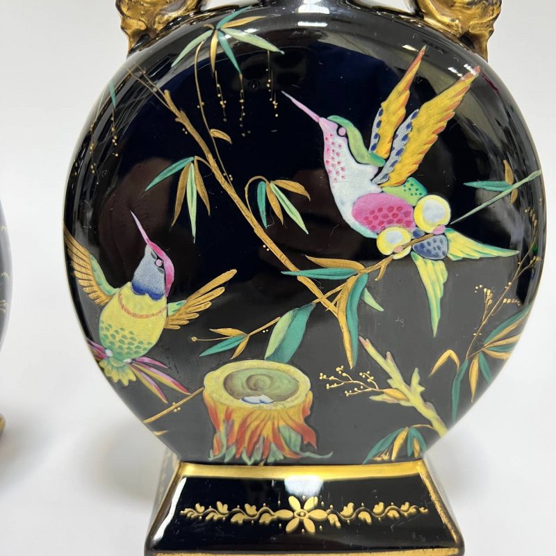 1870е гг,Дадсон и Джекфилд,Англия ,Пара  керамических ваз черное крытье,роспись цветы и птицы .