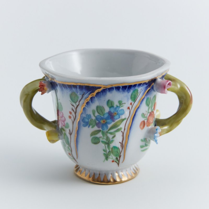 Старинная чашка с двумя ручками с лепными цветами Европа. 