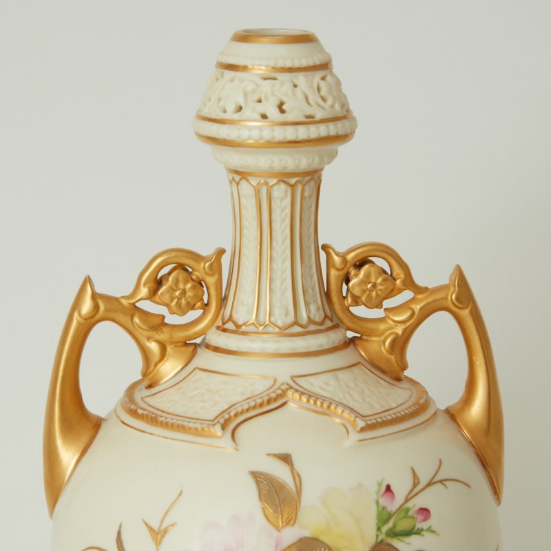 Старинная ваза с розовыми цветами ручной работы