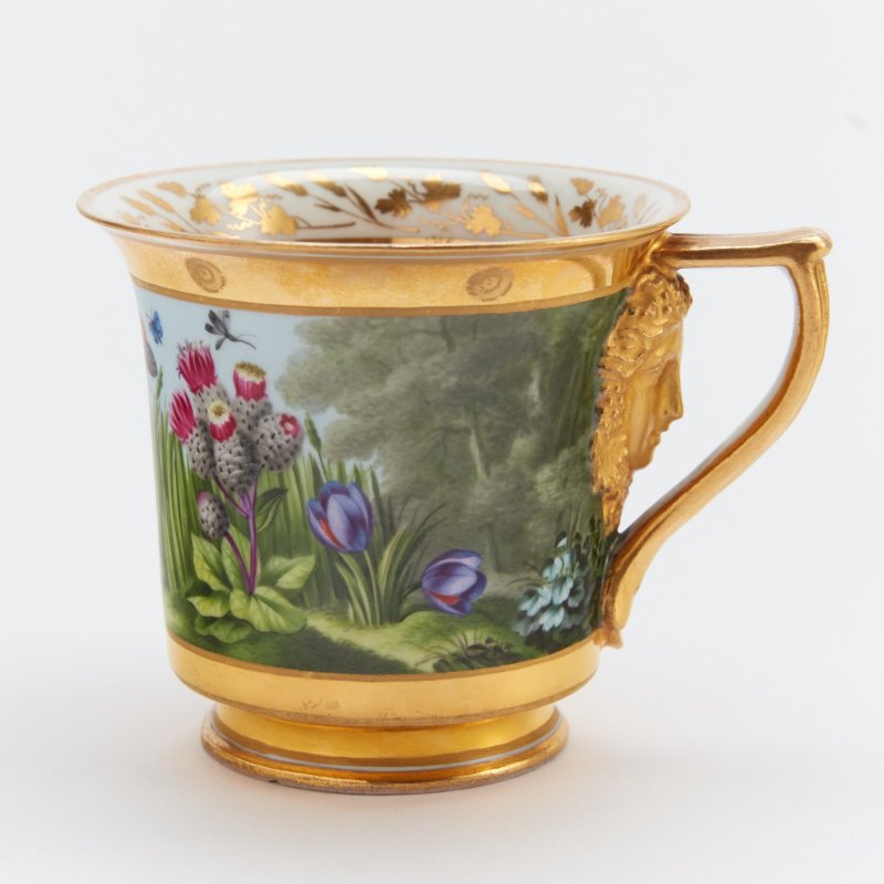 Royal Vienna. Старинная чашка с рельефной ручкой и ручной росписью