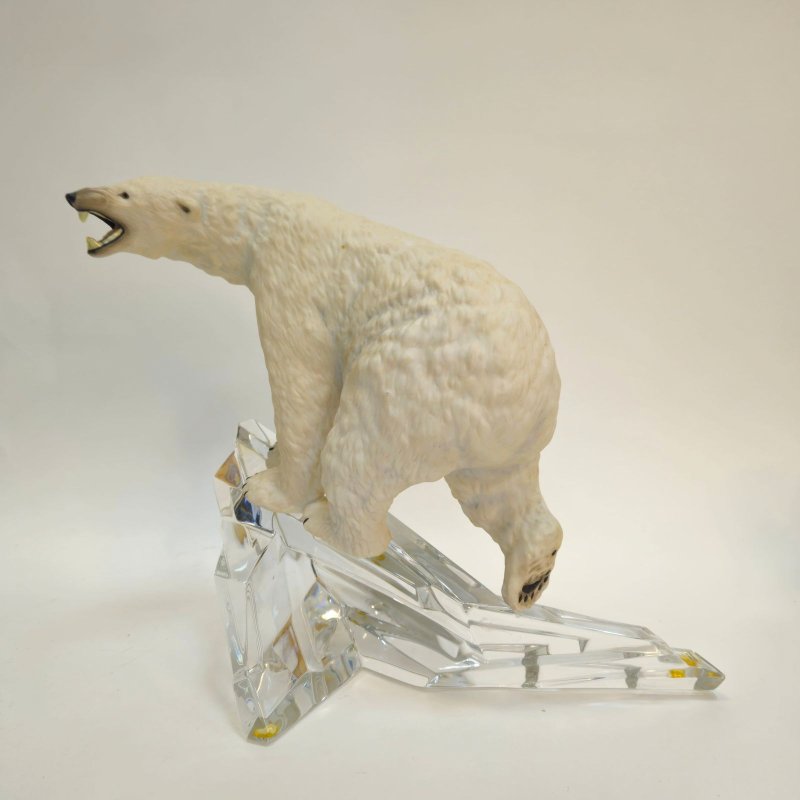 Фигурка белого полярного медведя “Lord of ice” - Повелитель льда на хрустальной подставке