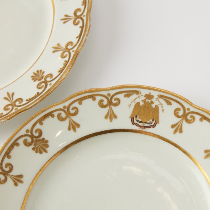 Пара старинных фарфоровых тарелок с посвятительной надписью За службу и храбрость. Времена правления Николая I