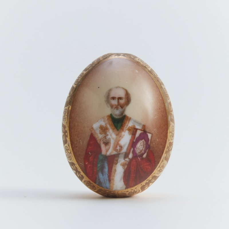 Фарфоровое пасхальное яйцо с изображением Николая Чудотворца.