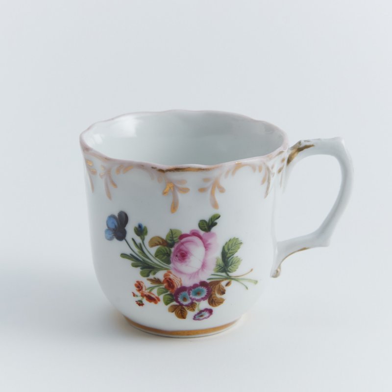 Старинная чашка с ручной росписью