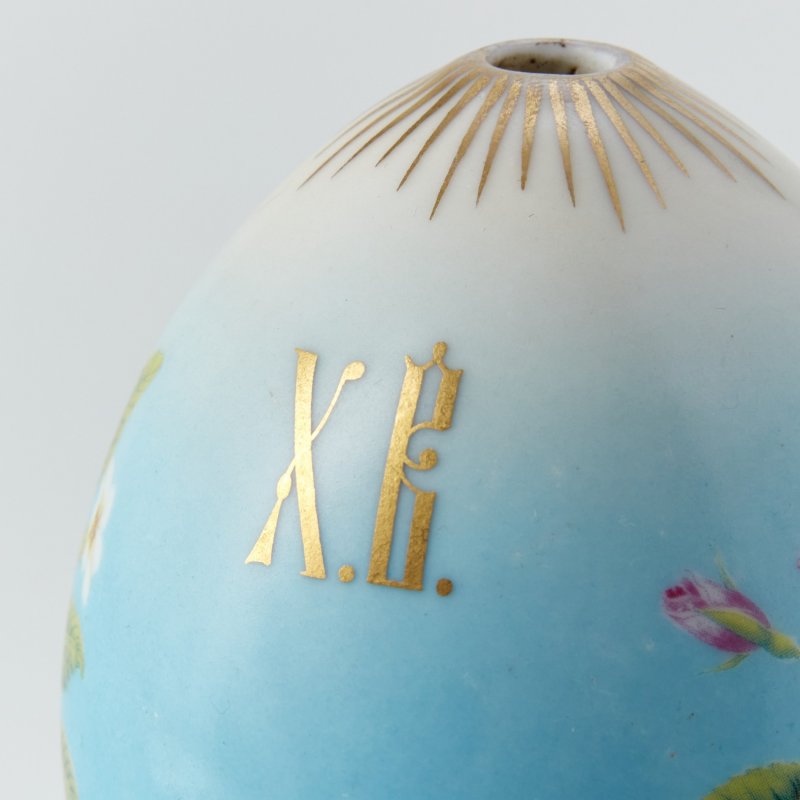 Фарфоровое пасхальное яйцо с изображением шиповника, белого стефанотиса и надписью: «ХВ»