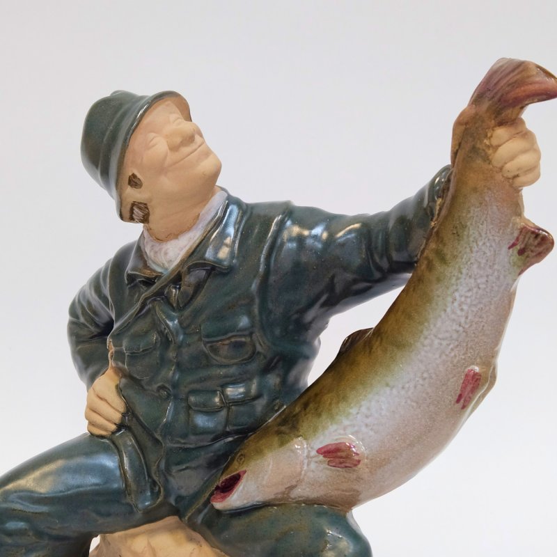 Фигурка Рыбак с рыбой керамика скульптор Ева Яренског