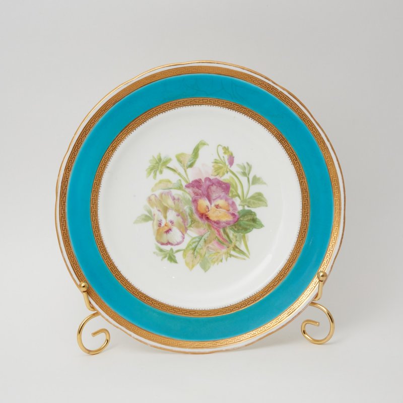 Тарелка с голубым бортом и цветочной росписью