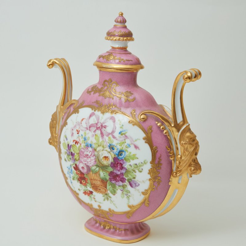 Старинная ваза ручной работы с цветами