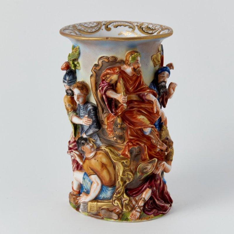 Старинная ваза оригинальной формы с изображением батальной сцены