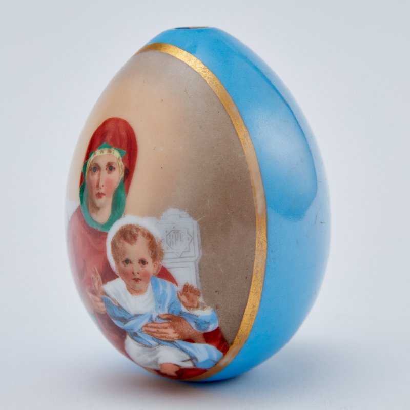 Фарфоровое пасхальное яйцо с изображением Богоматери с младенцем.