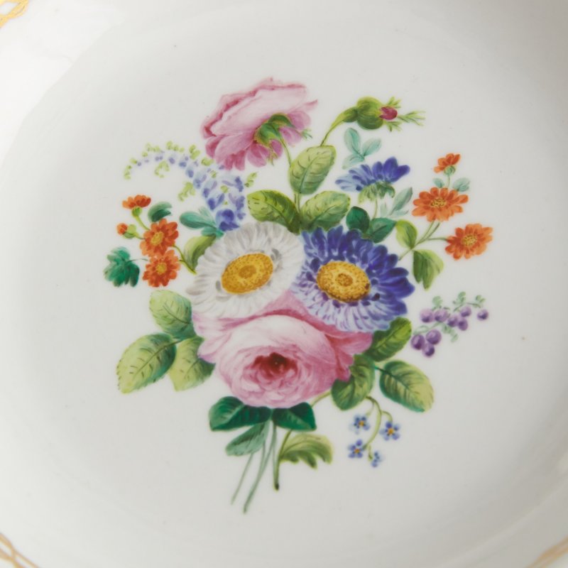 Тарелка белая с цветочной росписью 