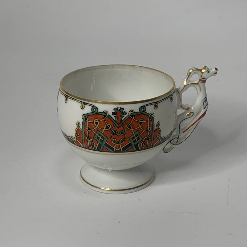 Старинная фарфоровая чашка в русском стиле с ручкой-коньком