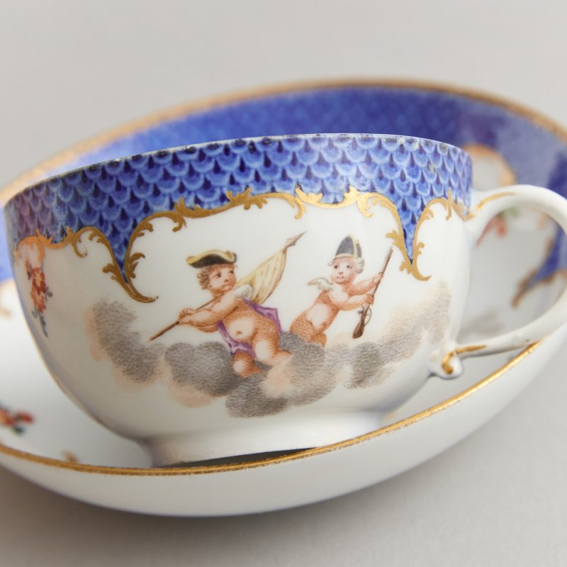 Старинная чашка с блюдцем с ручной росписью Meissen