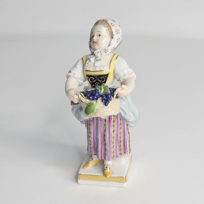 Статуэтка Девушка с корзиной Meissen