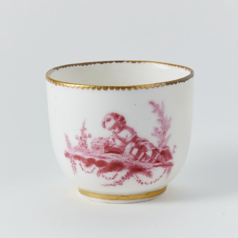 Антикварная чашка с монохромной росписью XVIII век