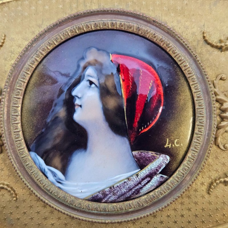 Шкатулка Франция вставка с лиможской эмалью конец 19в бронза