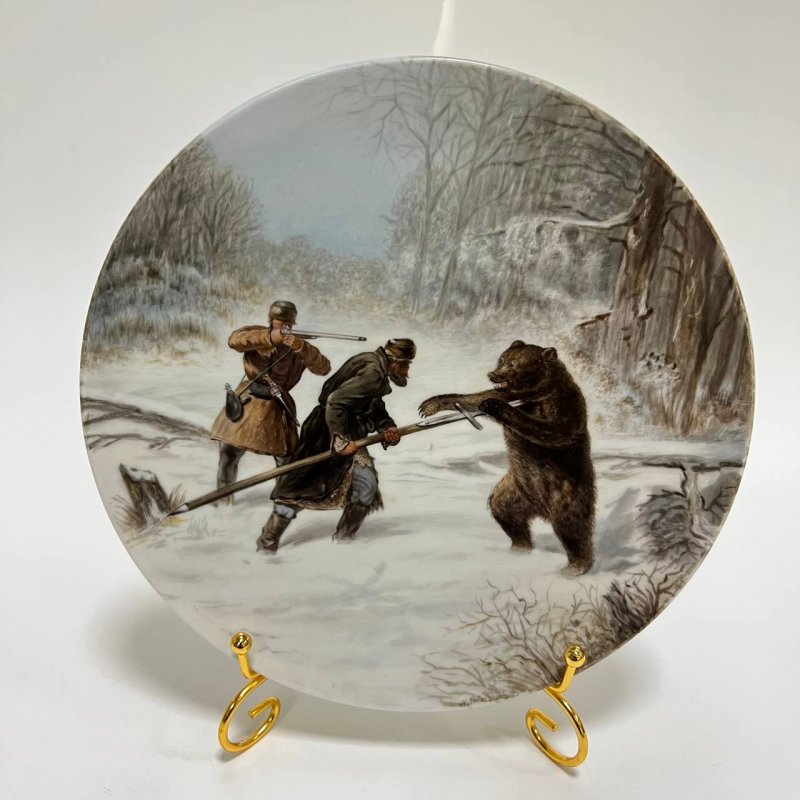 Тарелка с живописной сценой охоты по картине ПП Соколова На медведя