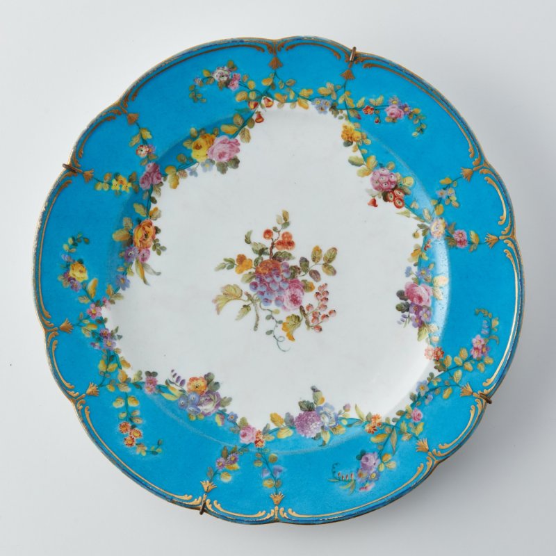 Старинная тарелка ручной работы с цветочной росписью