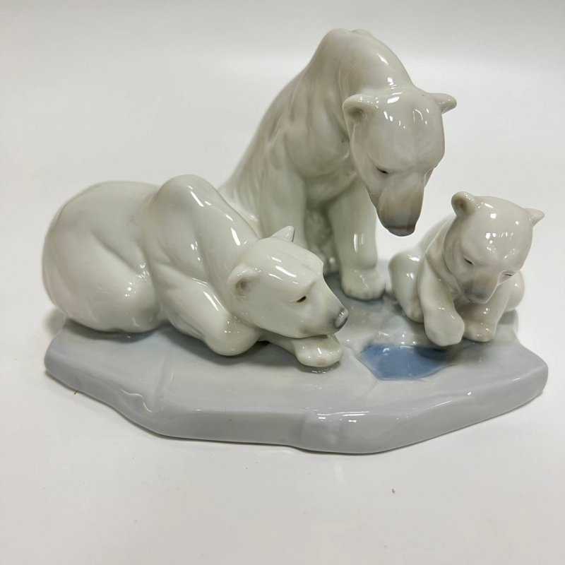 Ллядро. Скульптура редкая. Семья белых медведей с медвежонком на льдине