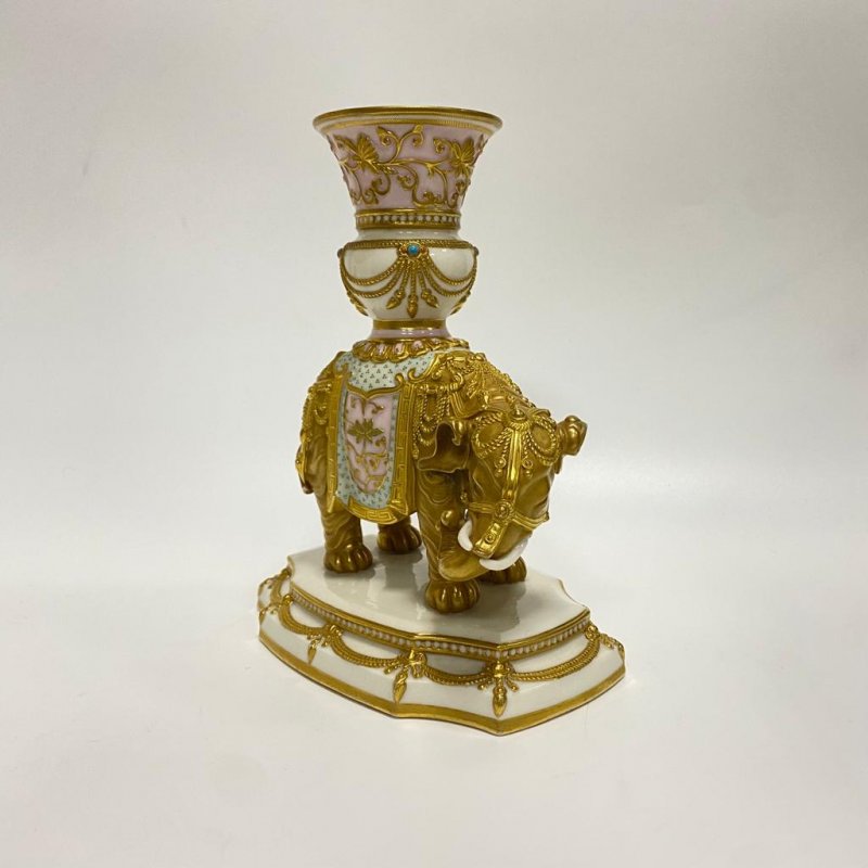 Старинная коллекционная ваза с фигурой слона.