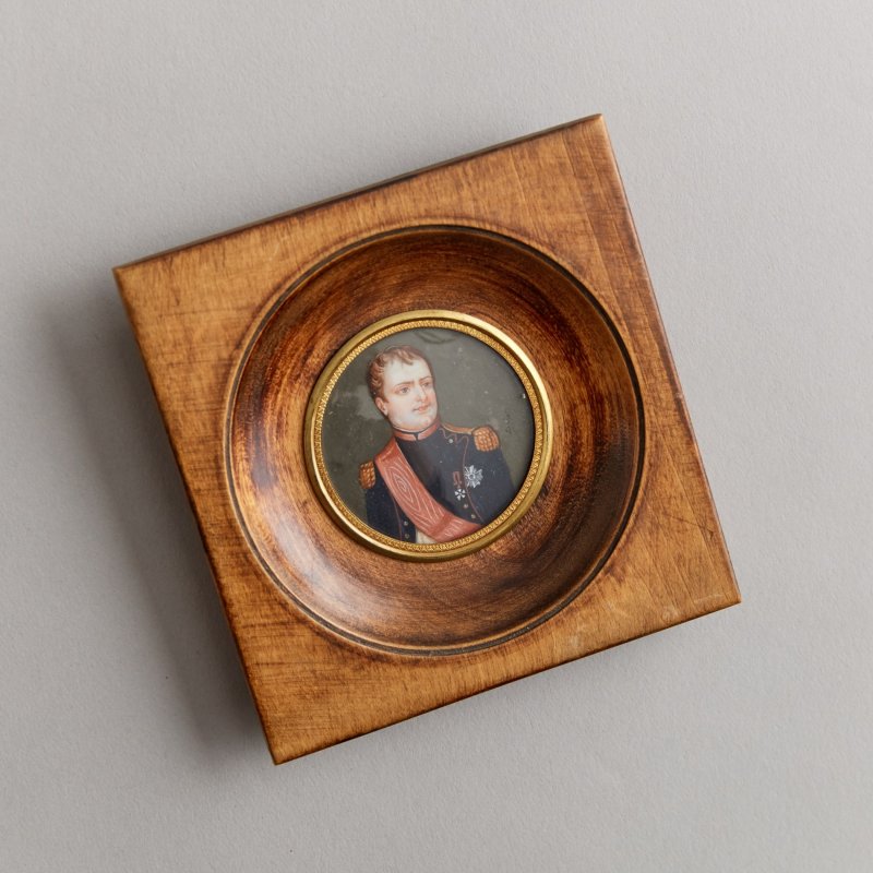 Портрет Наполеона Бонапарта в деревянной рамке