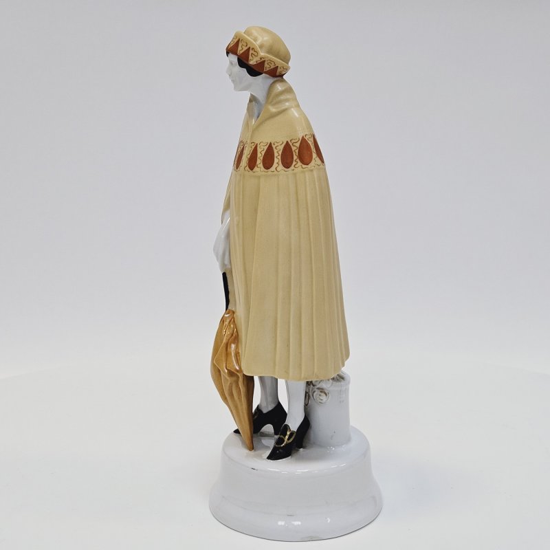 Фарфоровая статуэтка модной дамы в дождевике с зонтом Fraureuth стиль Артдеко 1920 гг