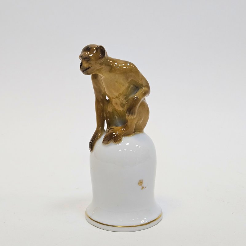 Фигурка Обзезьяна шимпанзе на пьедестале в форме колокола