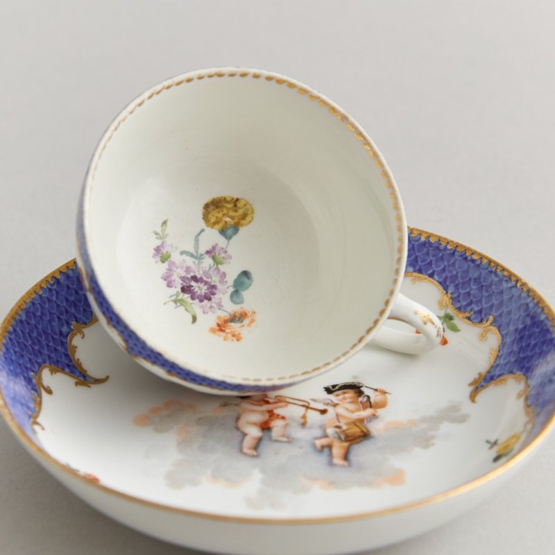 Старинная чашка с блюдцем с ручной росписью Meissen