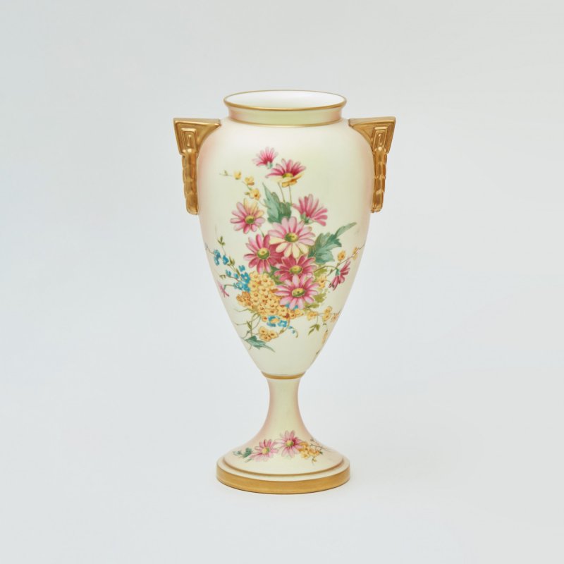 Фарфоровая ваза ручной работы blush ivory